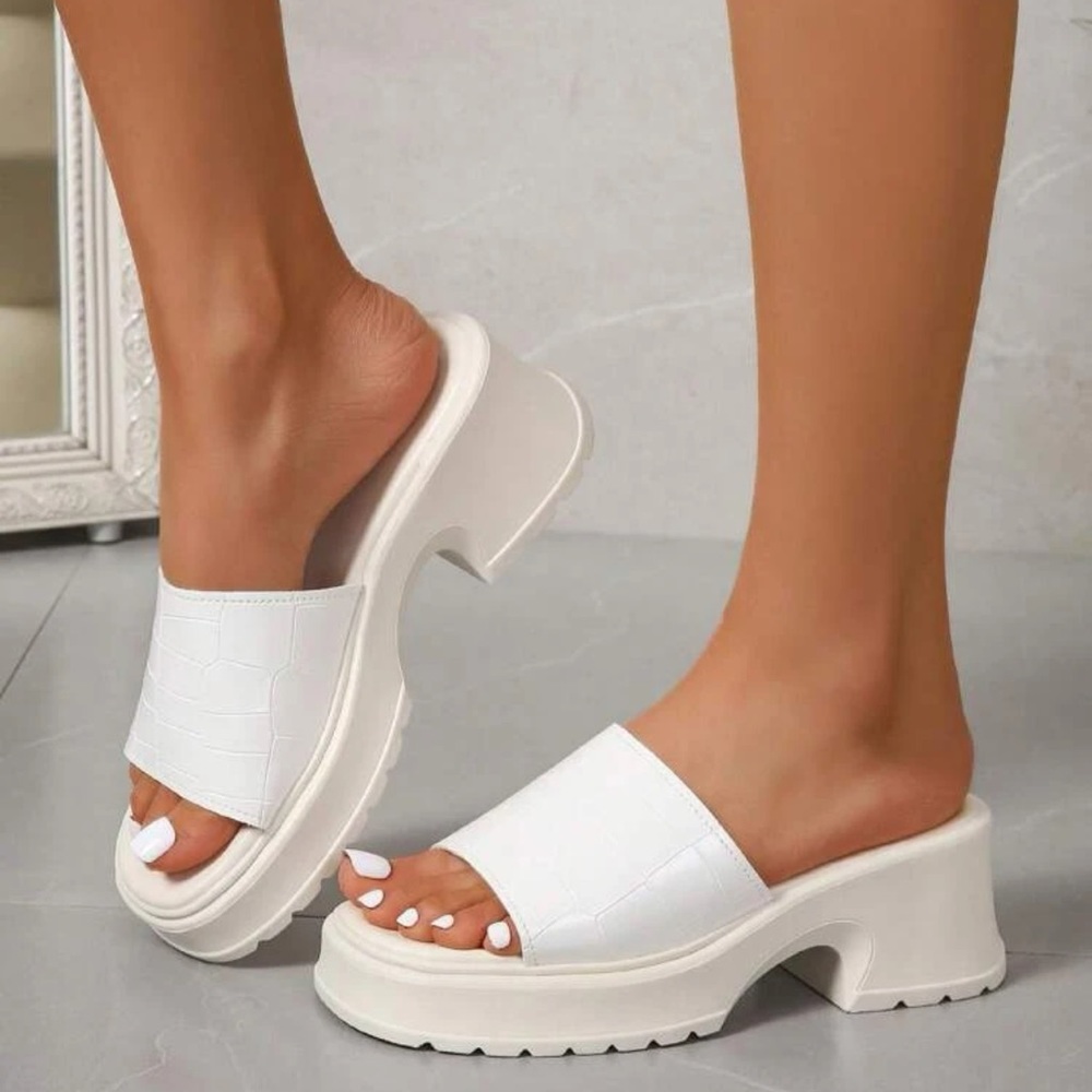 NWOT Platform sandals